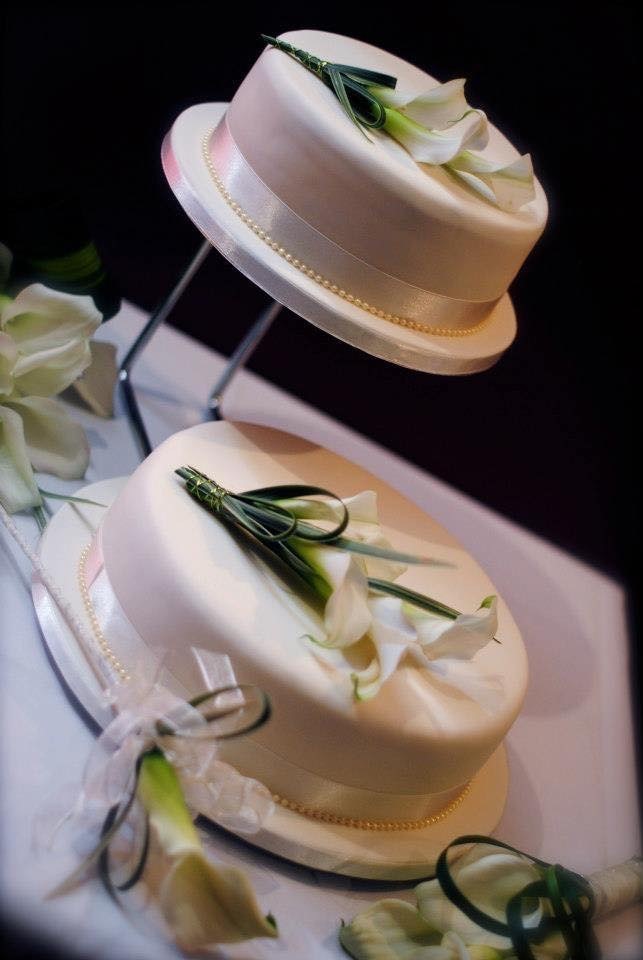 Wedding cake with lillies